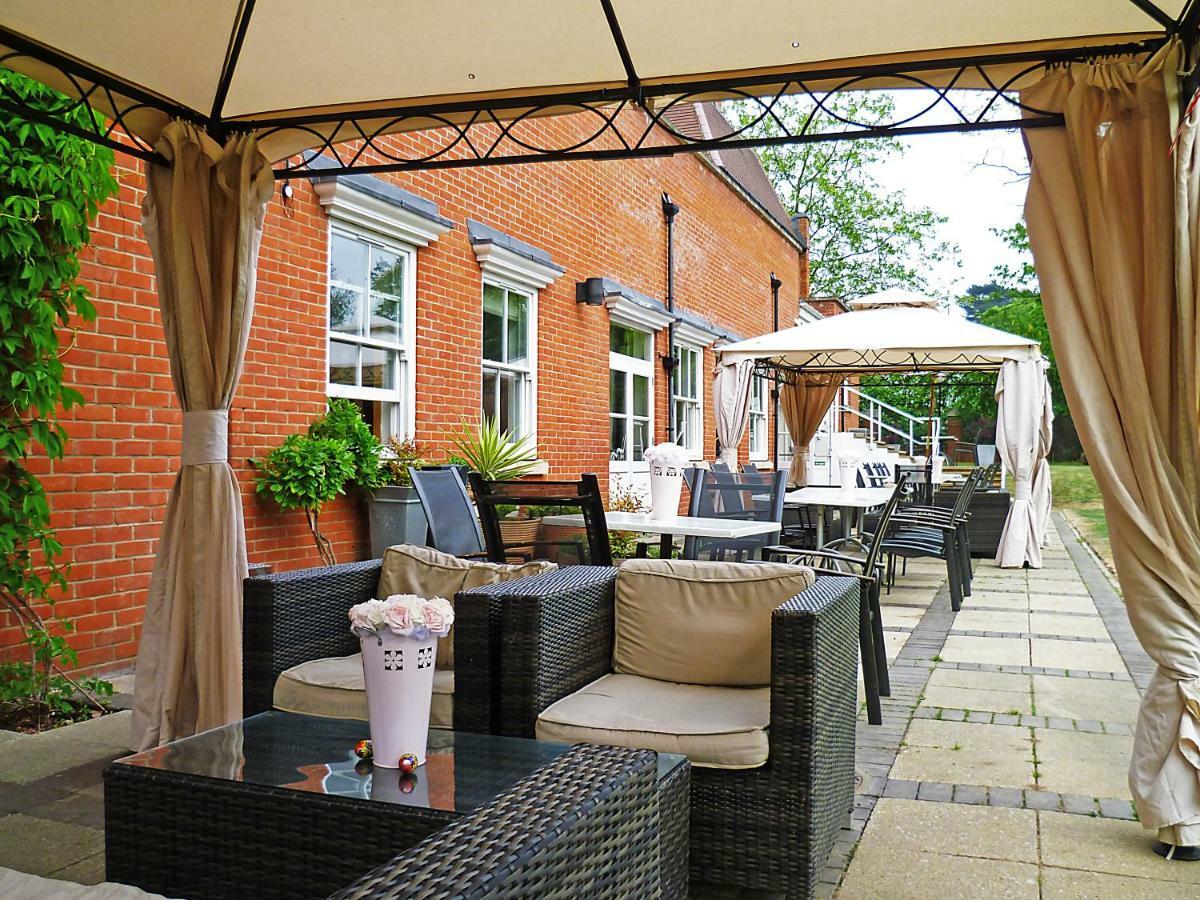The Pinewood Hotel Slough Exterior foto